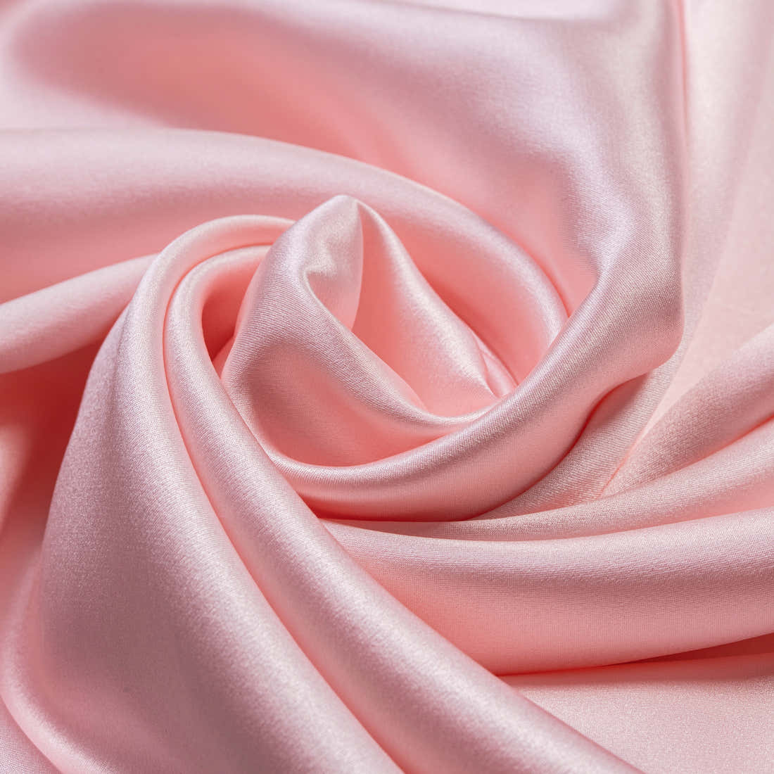 Lotusroze moerbeizijde, in een spiraal gedrapeerd